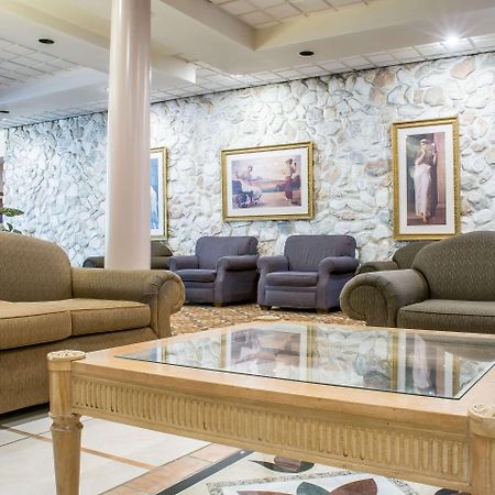 Quality Inn & Suites Palm Island Indoor Waterpark Batavia Esterno foto