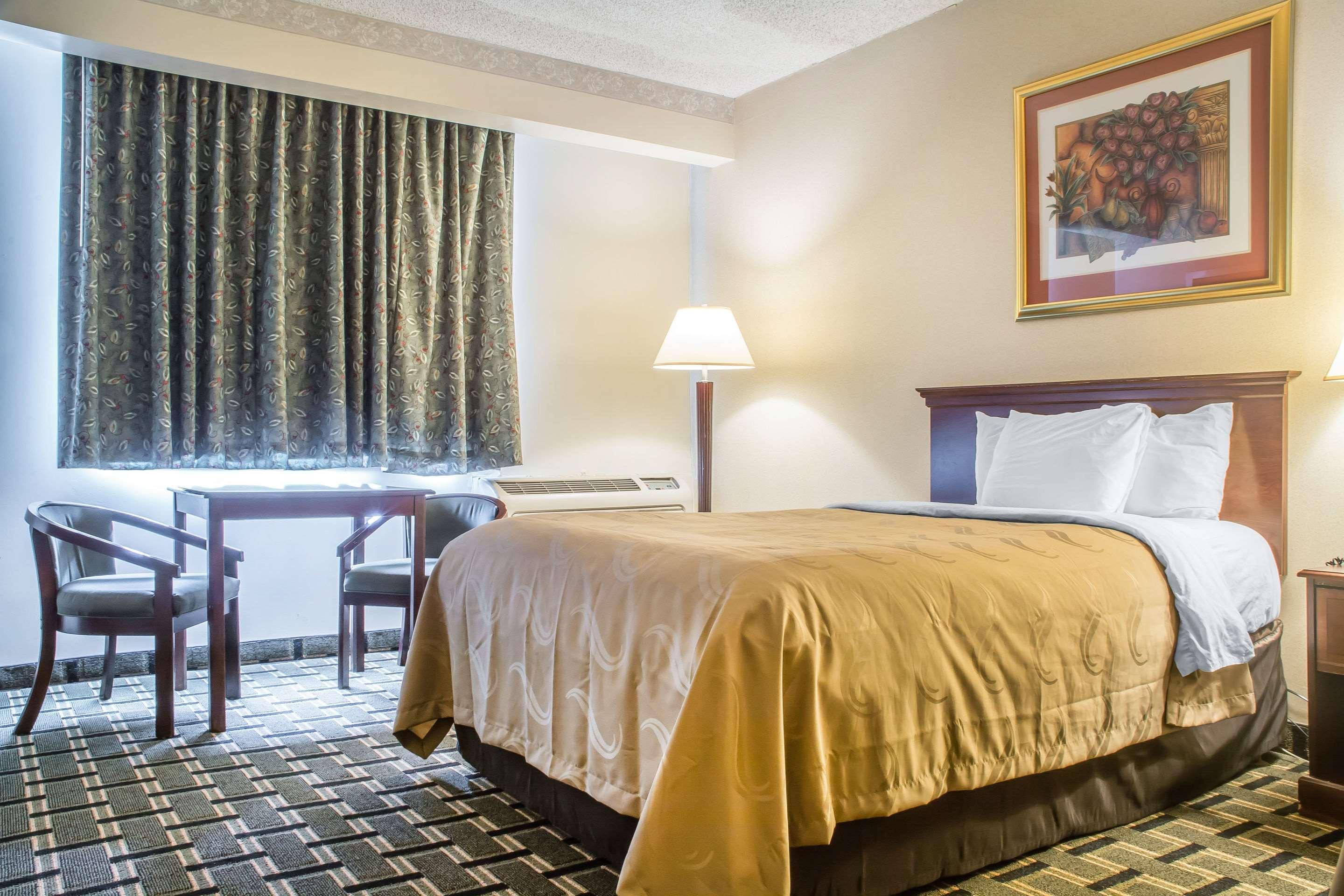 Quality Inn & Suites Palm Island Indoor Waterpark Batavia Esterno foto