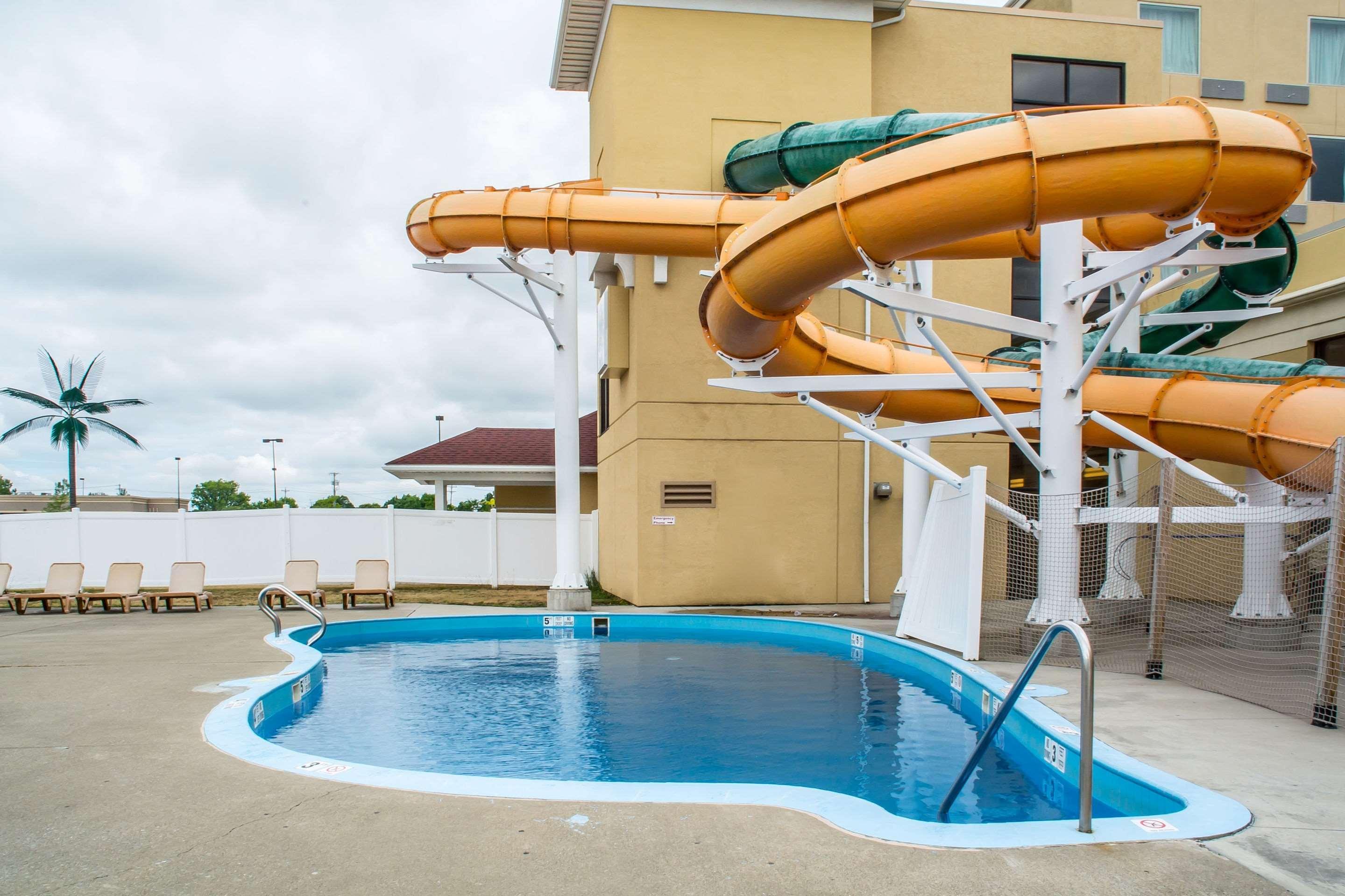 Quality Inn & Suites Palm Island Indoor Waterpark Batavia Esterno foto