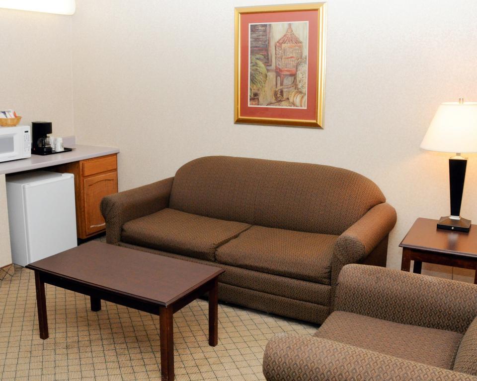 Quality Inn & Suites Palm Island Indoor Waterpark Batavia Esterno foto