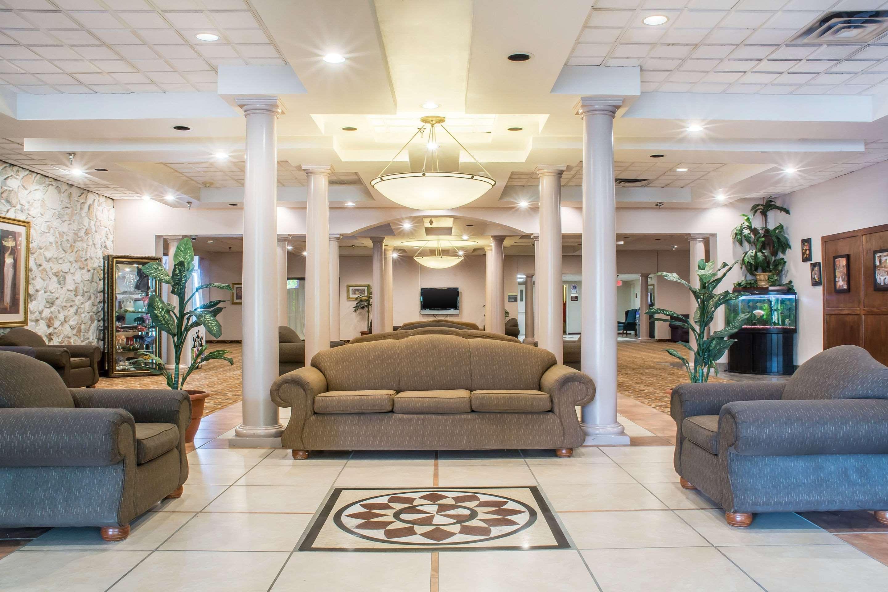 Quality Inn & Suites Palm Island Indoor Waterpark Batavia Esterno foto