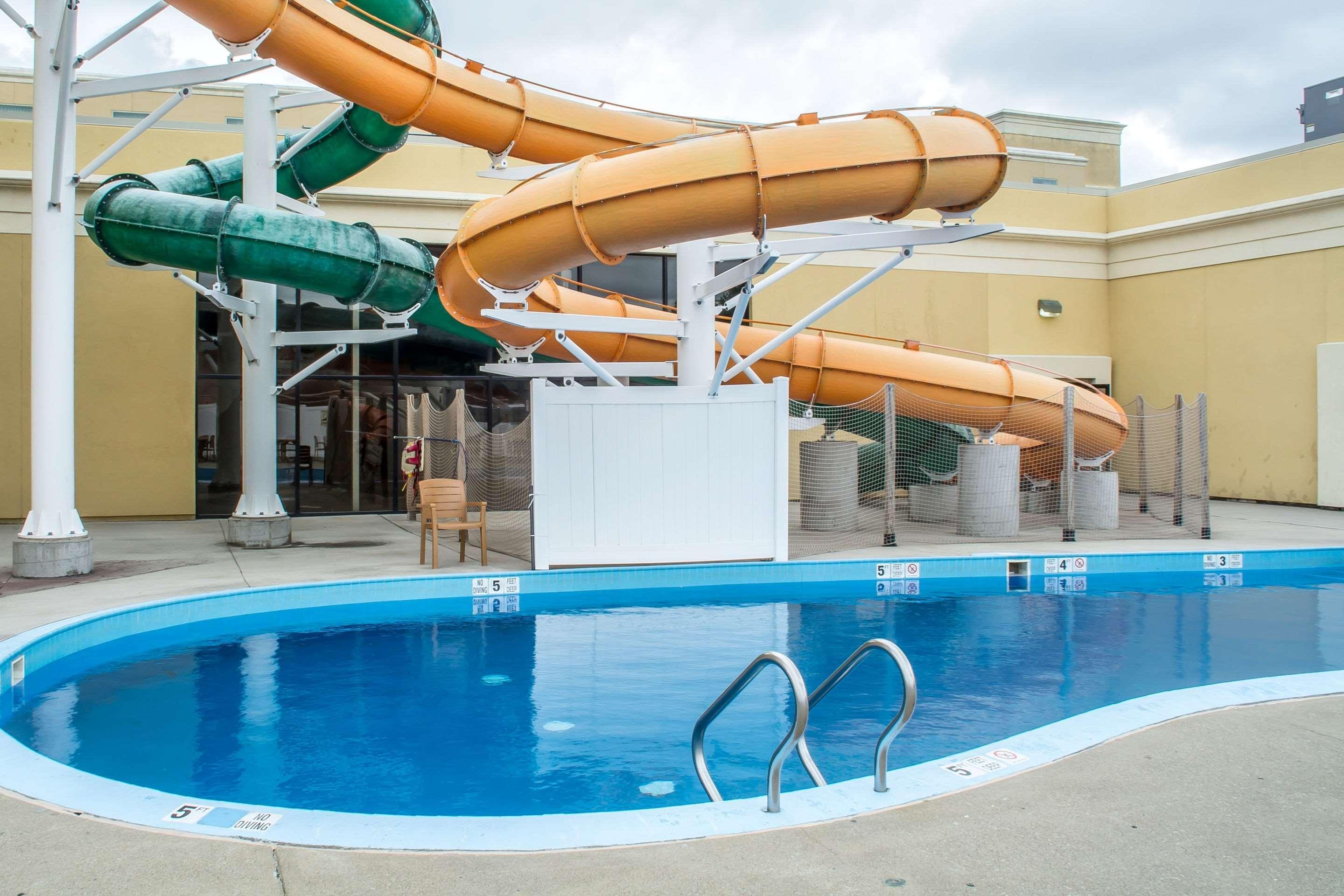 Quality Inn & Suites Palm Island Indoor Waterpark Batavia Esterno foto