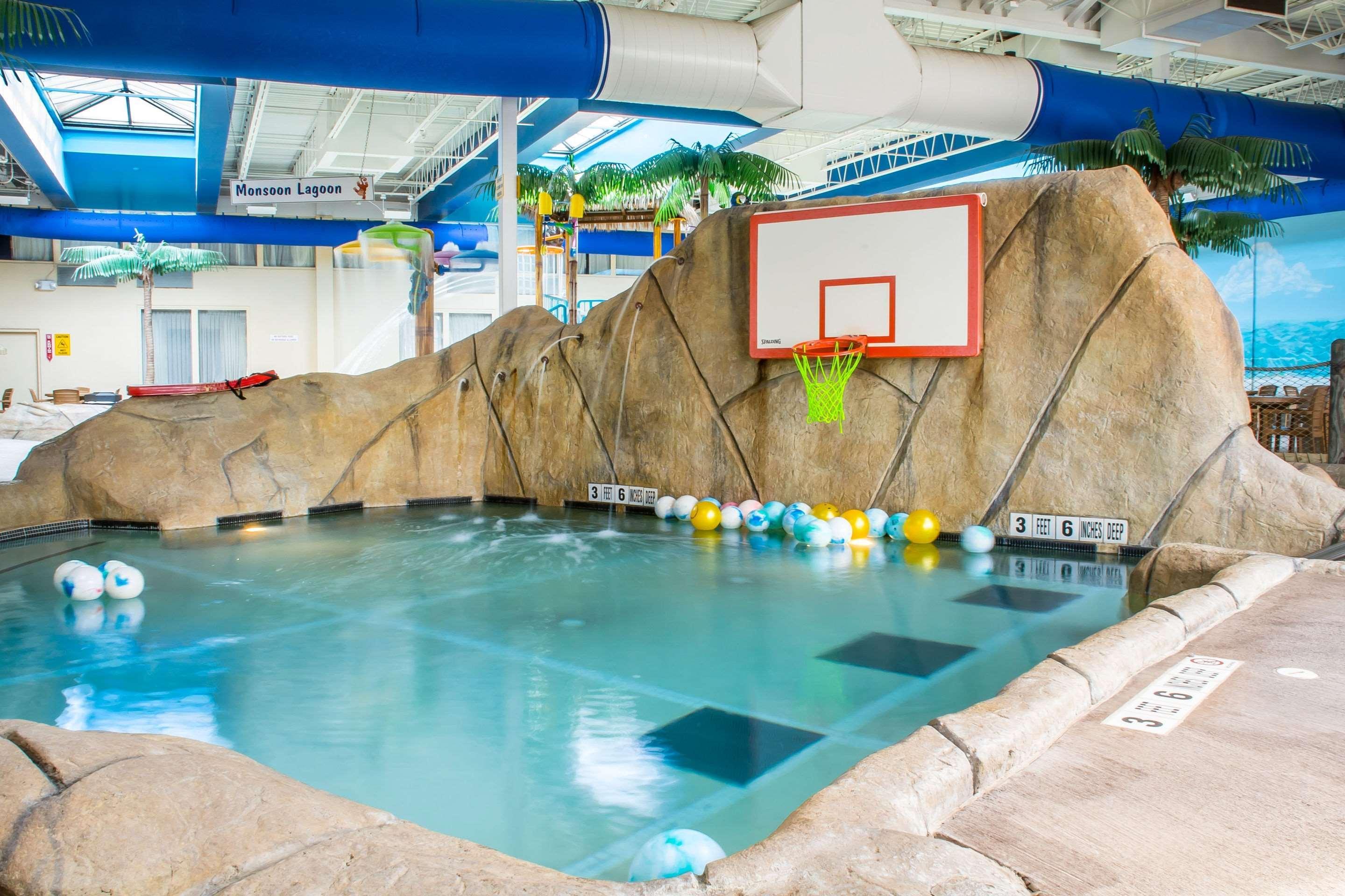 Quality Inn & Suites Palm Island Indoor Waterpark Batavia Esterno foto