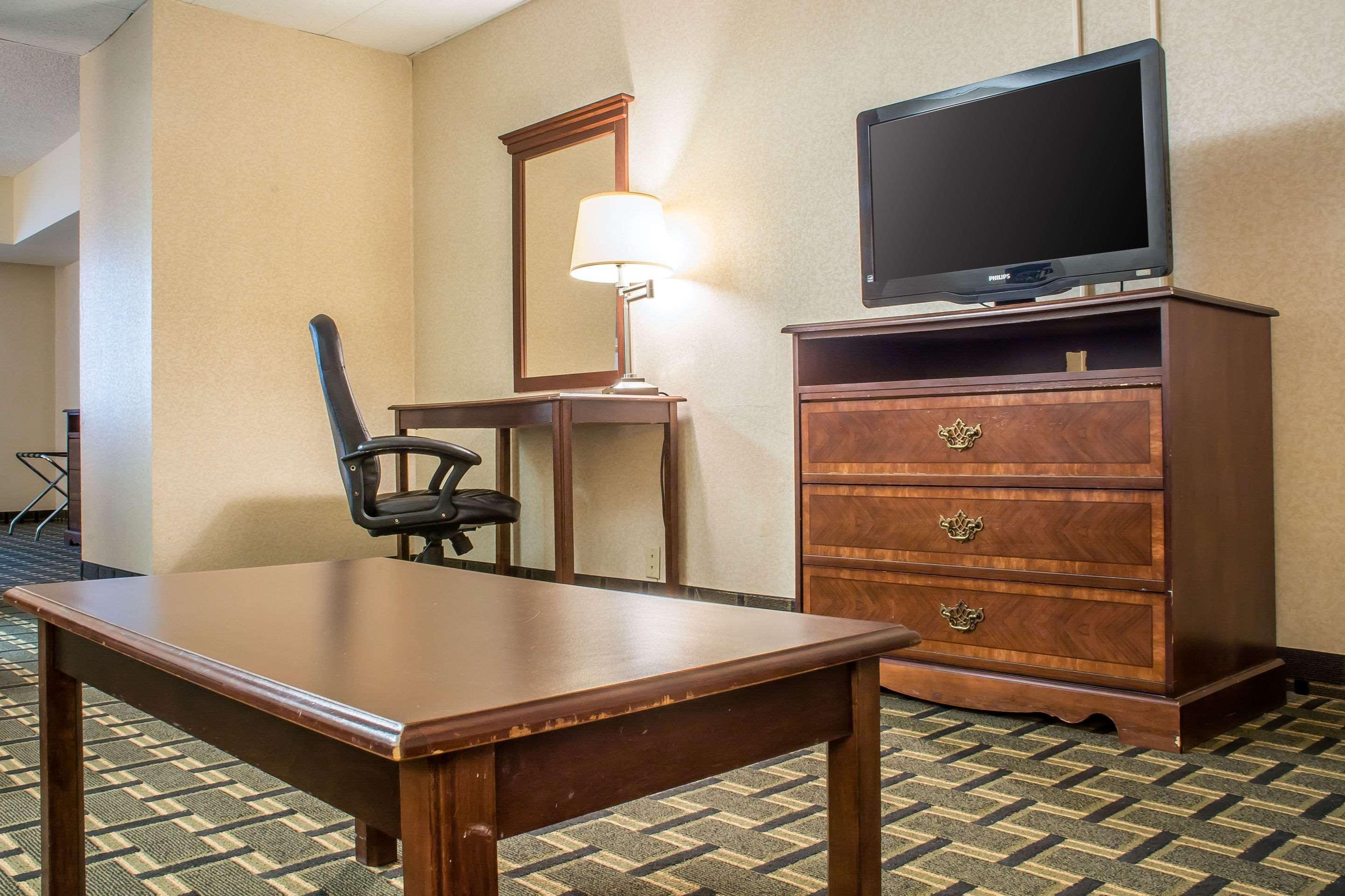 Quality Inn & Suites Palm Island Indoor Waterpark Batavia Esterno foto